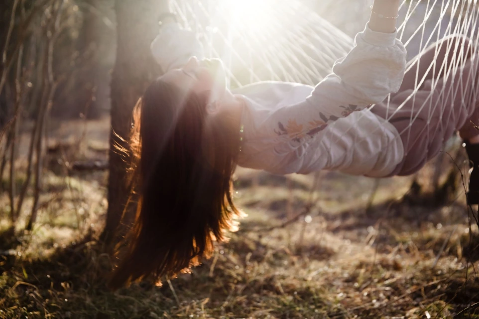 femme balancoire soleil